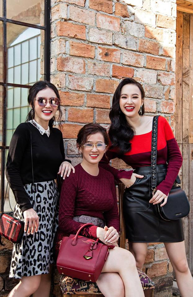 Trong loạt ảnh này, mẹ nữ diễn viên phim "Mùi ngò gai" mặc đồ thời trang và tạo dáng chuyên nghiệp không thua kém hai con gái xinh đẹp.