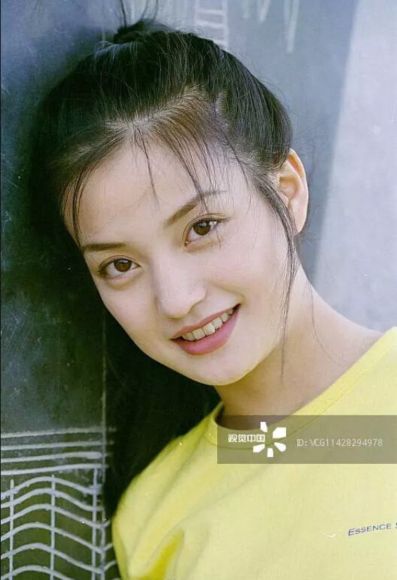 Đặt cạnh những bức hình hồi cô 20 và những bức hình hiện tại, khó lòng nhận ra sự thay đổi nhan sắc của Triệu Vy sau hơn 20 năm qua.