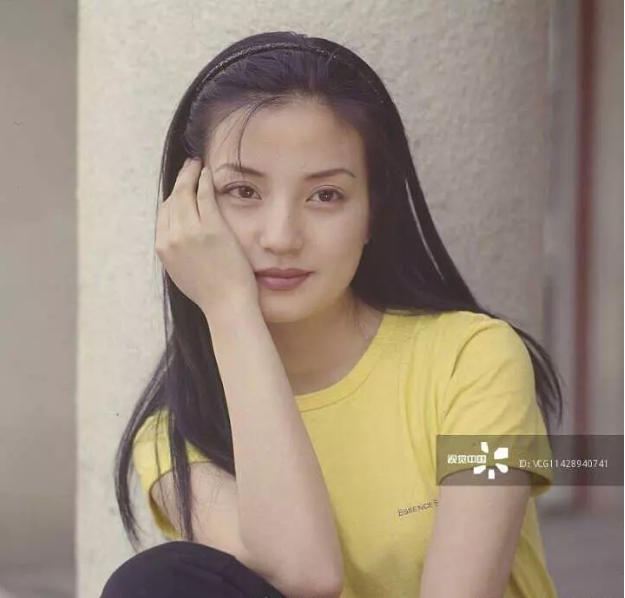 Cô nổi bật với khuôn mặt bầu bĩnh và đôi mắt to tròn, ai nhìn cũng bị hút hồn.