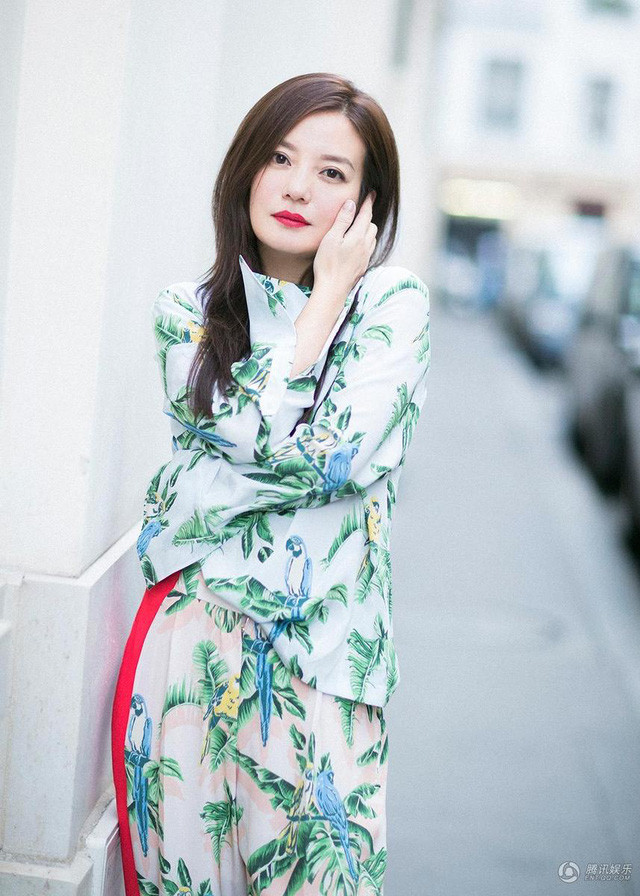 Ngày ấy, giữa hàng ngàn bông hoa rực rỡ của làng giải trí Hoa Ngữ, Triệu Vy để lại ấn tượng sâu sắc với khán giả vì nhan sắc “trong veo” này.