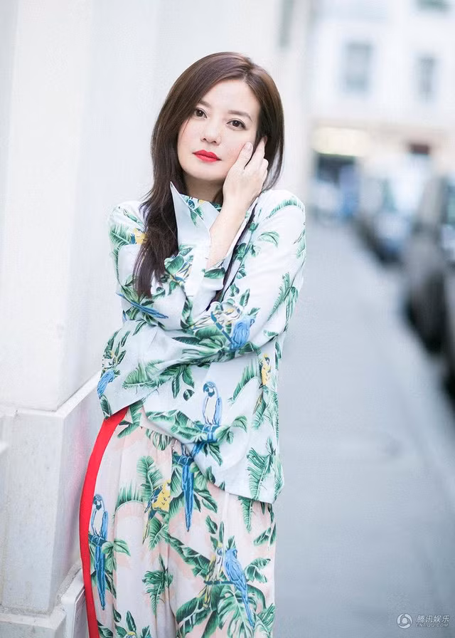 Ngày ấy, giữa hàng ngàn bông hoa rực rỡ của làng giải trí Hoa Ngữ, Triệu Vy để lại ấn tượng sâu sắc với khán giả vì nhan sắc “trong veo” này.