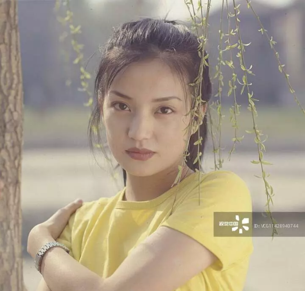 Thời thiếu nữ, các đường nét trên gương mặt cô chưa được sắc nét như bây giờ.