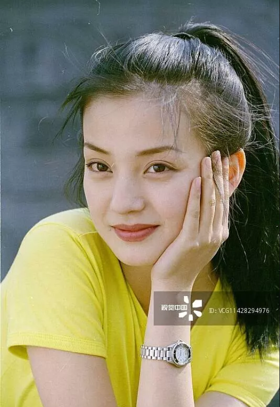 Cô sở hữu nước da căng mịn, trắng hồng, đôi mắt 2 mí tròn to, lúc nào cũng long lanh, chiếc mũi không được cao và thẳng cho lắm nhưng vô cùng hài hòa với khuôn mặt. Đặc biệt, đôi môi của cô lúc nào cũng hồng hào, căng mọng, rất có thiện cảm với người nhìn.