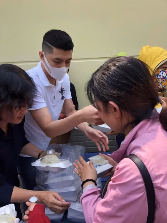 Noo Phuoc Thinh lang le di lam tu thien giua on ao kien tung