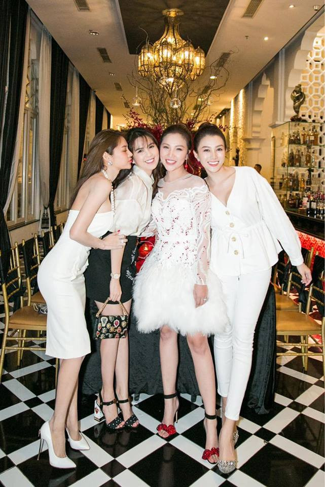 Đi kèm với những hình ảnh này, người mẫu Ngọc Trinh viết: "Họp mặt hội phụ nữ độc thân, vui tính, quyến rũ" nhận được sự quan tâm của đông đảo cộng đồng mạng.