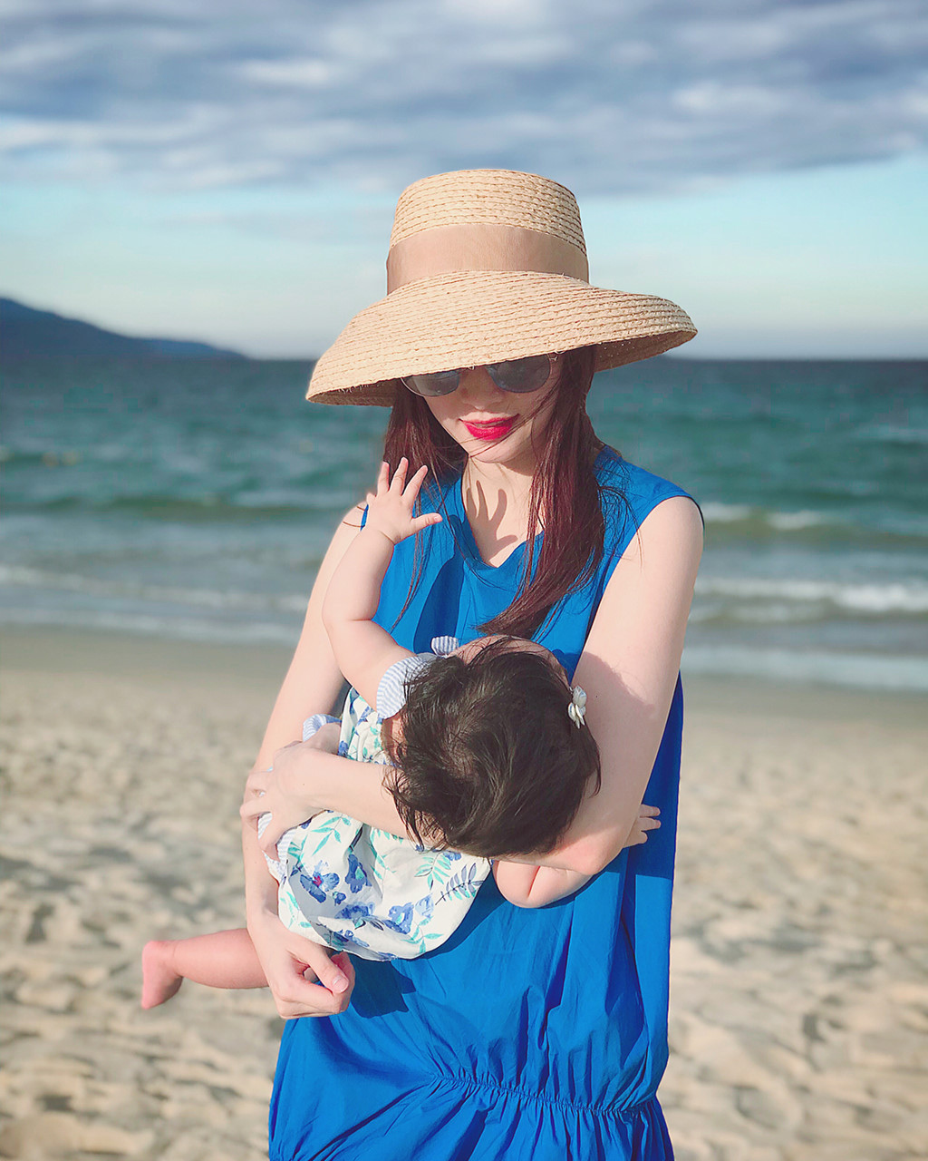 Nhân dịp kỷ niệm ngày cưới, Thu Thảo cùng ông xã đã có chuyến du lịch biển. Trên Instagram, người đẹp sinh năm 1991 chia sẻ một số hình ảnh của con gái. Thu Thảo sinh con gái đầu lòng vào tháng 3.