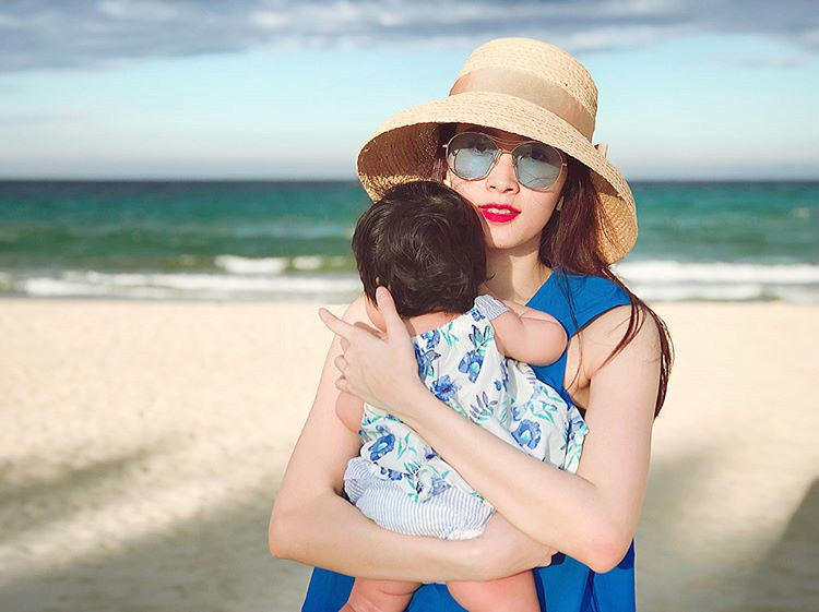 Người đẹp gốc Bạc Liêu được nhận xét là đã sớm lấy lại vóc dáng thon thả ngay sau khi sinh. Hầu hết ý kiến cho rằng Đặng Thu Thảo đẹp và mặn mà hơn sau khi trở thành mẹ.