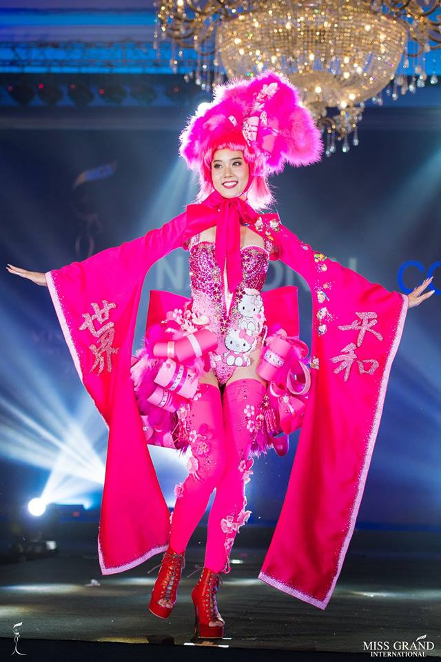 Đại diện Nhật Bản rực rỡ trên sân khấu.