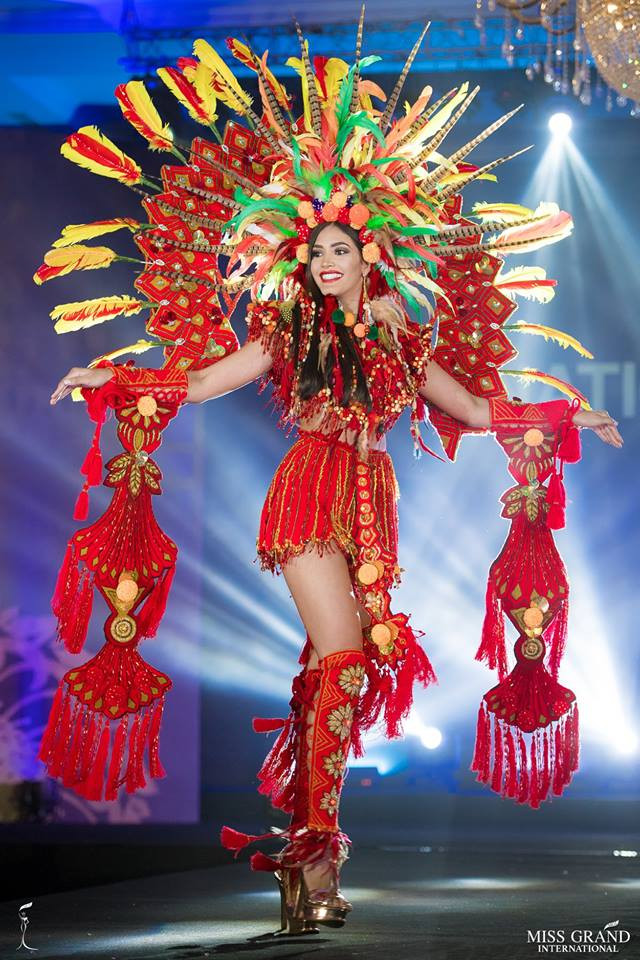 Đại diện Venezuela nổi bật với trang phục sắc đỏ. Ở phần thi này, kết quả sẽ phụ thuộc vào bình chọn của khán giả. Ban giám khảo sau đó chọn lựa 5 bộ cánh đẹp nhất, 5 bộ còn lại phụ thuộc vào điểm bầu chọn.