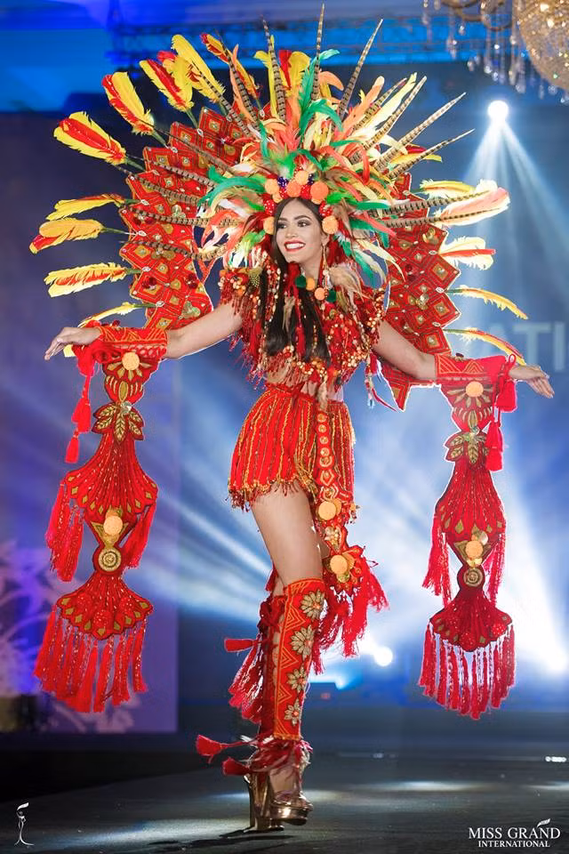 Đại diện Venezuela nổi bật với trang phục sắc đỏ. Ở phần thi này, kết quả sẽ phụ thuộc vào bình chọn của khán giả. Ban giám khảo sau đó chọn lựa 5 bộ cánh đẹp nhất, 5 bộ còn lại phụ thuộc vào điểm bầu chọn.