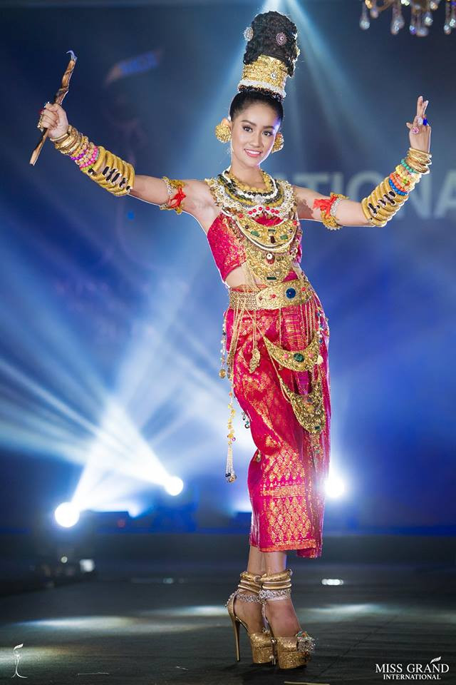 Mỹ nhân Campuchia khoe vóc dáng quyến rũ trong trang phục dân tộc.