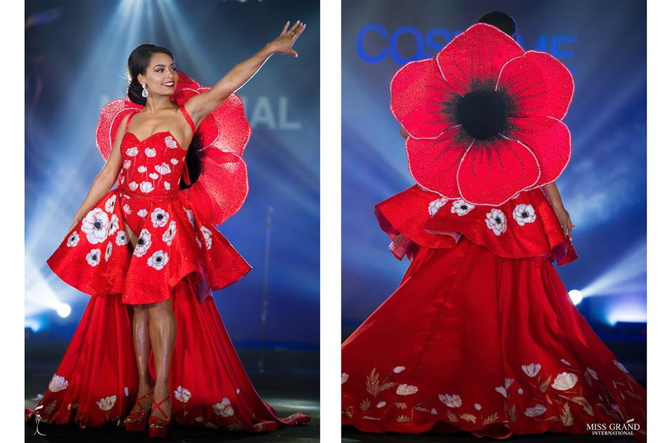 Đại diện Anh cũng vô cùng sặc sỡ.