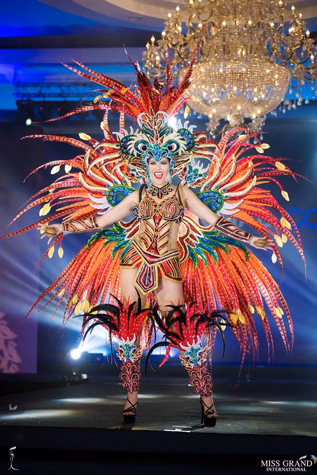 Người đẹp Panama diện trang phục được thực hiện cầu kỳ.