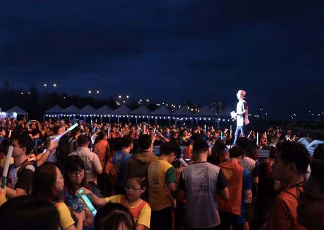 Hang ngan nguoi xem My Tam hat giua luc troi sap bao lon