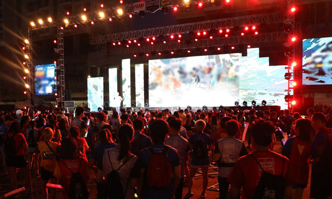 Nhiều khán giả đã có mặt từ sớm để dõi theo đêm nhạc được tổ chức ngoài trời.