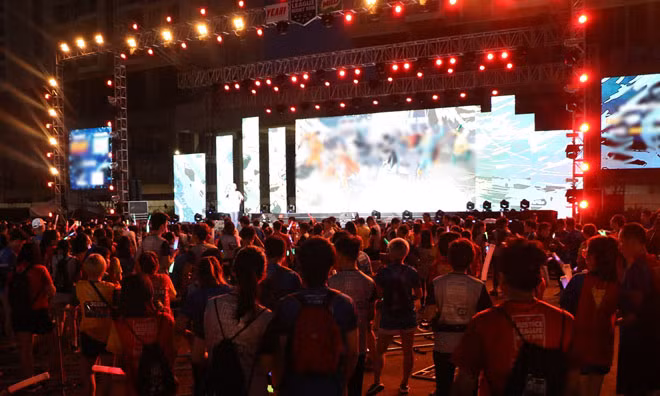 Nhiều khán giả đã có mặt từ sớm để dõi theo đêm nhạc được tổ chức ngoài trời.