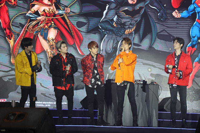 Ngoài giọng hát Mỹ Tâm, đêm nhạc vừa qua còn có sự tham gia của các chàng trai nhóm nhạc Uni5. Các chàng trai lần lượt “đốn tim” fan khi biểu diễn bản hit “Sai” và thể hiện vũ đạo đẹp mắt trên sân khấu.