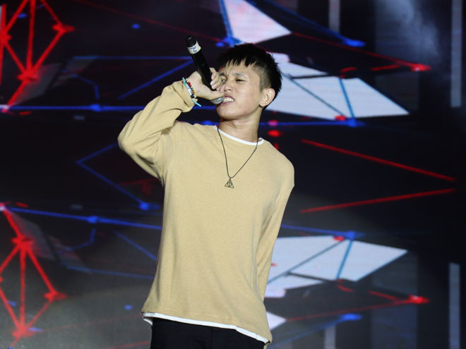 Ray là một trong những rapper trẻ đang được yêu thích hiện nay, anh mang đến ca khúc "Con trai cưng" và nhận nhiều sự cổ vũ từ người xem.