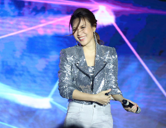 Thời điểm “hoạ mi tóc nâu” biểu diễn cũng là lúc trời Sài Gòn bắt đầu đổ mưa nặng hạt. Tuy nhiên, nhiều khán giả vẫn bất chấp dầm mưa để cổ vũ cho nữ ca sĩ.