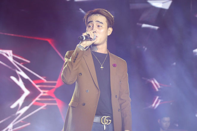 Hàng nghìn khán giả thích thú và hát theo Đạt G khi anh chàng thể hiện bản hit “Buồn của anh”.