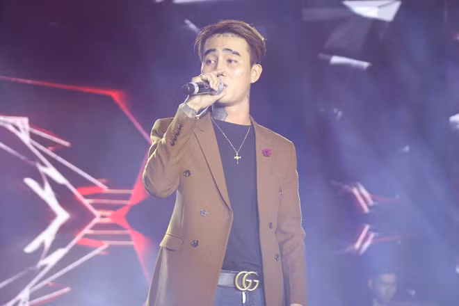 Hàng nghìn khán giả thích thú và hát theo Đạt G khi anh chàng thể hiện bản hit “Buồn của anh”.