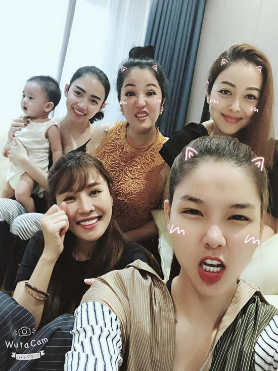  Quế Vân cùng Hương Trần, Kỳ Hân, Thúy Nga, Jennifer Phạm… đã có dịp tụ tập tại nhà Kỳ Hân để mừng nữ người mẫu trở về sau chuyến đi châu Âu. Chia sẻ về mối quan hệ, Quế Vân nói rằng mình và bà xã Việt Anh hiện tại đang vô cùng gần gũi.