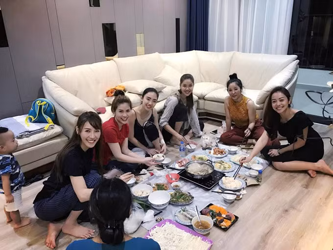 Cách đây không lâu, tin đồn tình cảm giữa Quế Vân và Việt Anh nổ ra khiến nhiều người bán tín bán nghi. Hương Trần - bà xã Việt Anh cũng đã có những dòng chia sẻ gay gắt. Thế nhưng, mọi chuyện ngay sau đó đã được xóa bỏ.