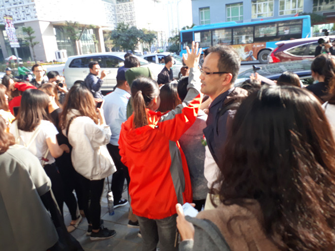 Sau khi dự sự kiện, diễn viên Kim Tae Hee nhanh chóng lên xe rời đi để chuẩn bị cho lịch trình tiếp theo ở Hà Nội. Rất đông fan với theo, vẫy chào nữ diễn viên. Có fan mừng rỡ vì đã nắm tay được thần tượng.