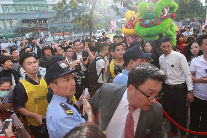 Phía ngoài, các fan và phóng viên tác nghiệp đứng chờ nữ diễn viên trở ra sau khi dự sự kiện.