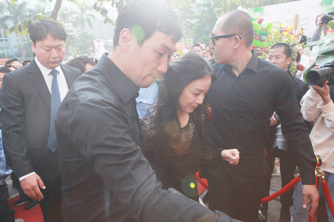 Vì lượng fan đông và khu vực tổ chức sự kiện chật hẹp nên Kim Tae Hee được lực lượng an ninh trợ giúp mới có thể tiến vào bên trong sảnh.