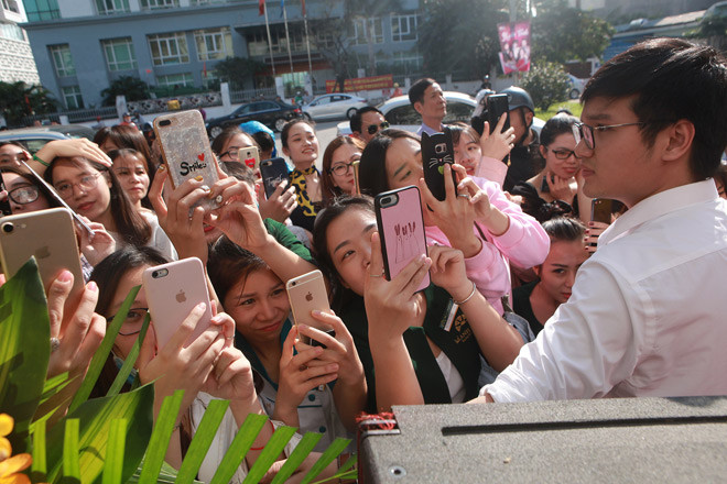 Từng khoảnh khắc của mỹ nhân xứ Hàn được fan ghi lại bằng điện thoại.