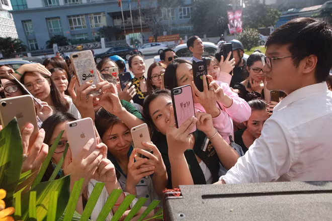 Từng khoảnh khắc của mỹ nhân xứ Hàn được fan ghi lại bằng điện thoại.