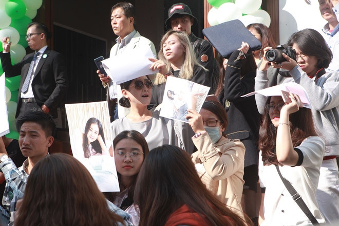 Fan mang theo ảnh poster in hình thần tượng và nhẫn nại chờ đợi phía ngoài.