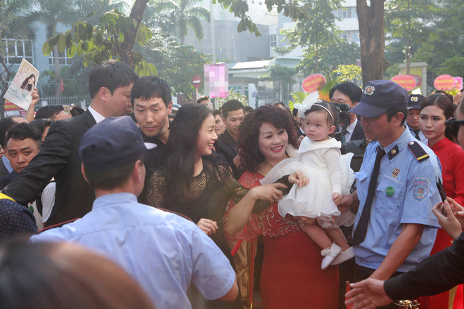 Kim Tae Hee rất thân thiện trước người hâm mộ Việt Nam. Cô tỏ ra hào hứng khi có một fan nhí chào đón.