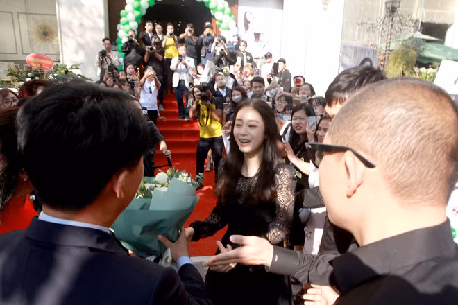 Kim Tae Hee được chào đón nồng nhiệt tại sự kiện. Sau khi sinh con, nữ diễn viên nhanh chóng lấy lại vóc dáng thon gọn. Cô được khen ngợi nhan sắc trẻ trung và làn da mịn màng ở tuổi 38.