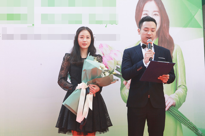 Nữ diễn viên chọn trang phục váy ren đen dáng xòe kiểu công chúa. Trở lại Hà Nội lần này, bà xã của Bi Rain chỉ gói gọn lịch trình trong 1 ngày tham gia sự kiện. Đêm ngày hôm qua (ngày 22/11), cô đã có mặt tại sân bay Nội Bài.