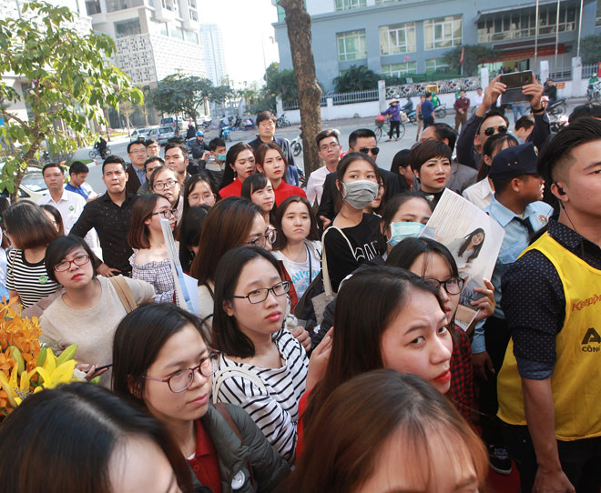 Kim Tae Hee là ngôi sao đình đám tại xứ sở Kim chi và cả trong khu vực châu Á. Cô nhận được sự hâm mộ nồng nhiệt dù đã bước vào tuổi U40.