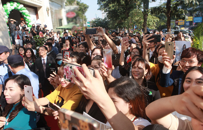 Rất đông người hâm mộ có mặt từ sớm, trước 1 tiếng so với lịch trình diễn ra sự kiện để chào đón nữ diễn viên.