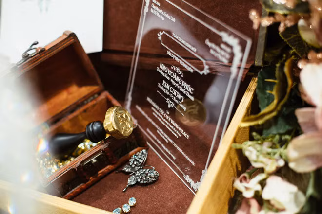 Đi kèm theo đó là một tấm thiệp nhỏ về tiệc cưới được in vuông vức, có phần lạ mắt trên chất liệu mica.