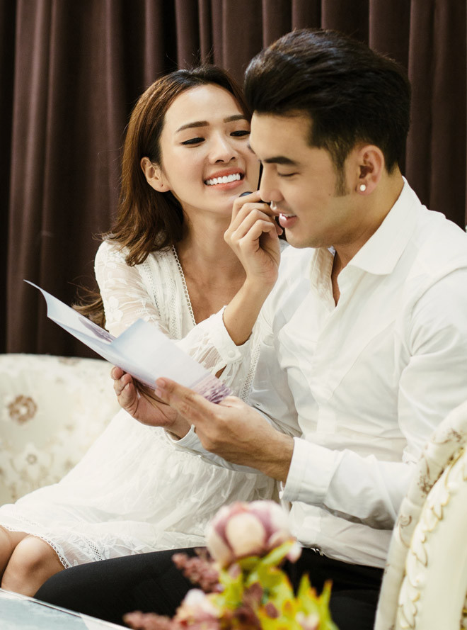 Trước đó, khi dành cho vợ màn cầu hôn bất ngờ trên bãi biển, Ưng Hoàng Phúc đã dành nhiều lời mật ngọt dành cho bà xã xinh đẹp: “Phúc biết tình yêu của Kim Cương dành cho Phúc nhiều đến thế nào. Và bản thân Phúc gần như dành trọn hơi thở mình dành cho tình yêu ấy. Phúc tin rằng, mình yêu Kim Cương chân thành, tình yêu ấy sẽ được nhìn thấy từ sâu trong tim. Và những gì Phúc muốn làm cho Kim Cương không chỉ dừng lại ở sự lãng mạn mà còn có niềm tin, tôn trọng và sẻ chia".