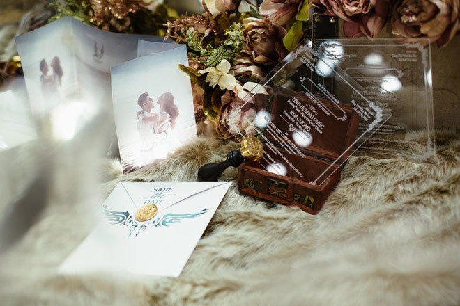 Trong đó, thiệp cưới chính được in trên giấy nghệ thuật, có bìa ngoài là ảnh cưới của Ưng Hoàng Phúc – Kim Cương, bên trong là các thông tin về gia đình cô dâu, chú rể.