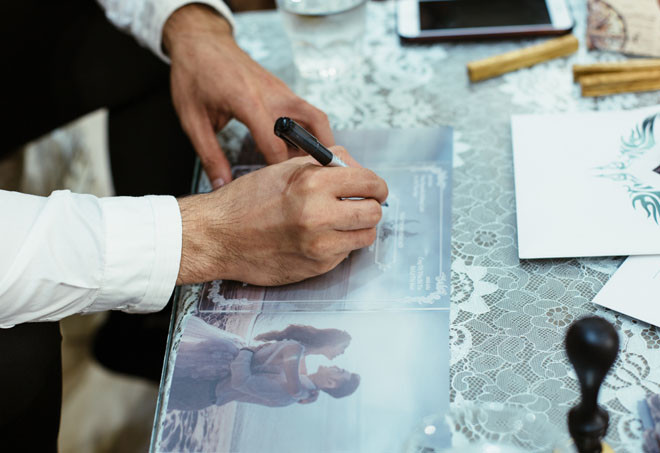 Thời gian này, ngoài việc đều đặn đi hát vào mỗi đêm, cặp đôi cũng đang tất bật chuẩn bị thư mời để gửi đến bạn bè, đồng nghiệp thân thiết trong giới nghệ sĩ.