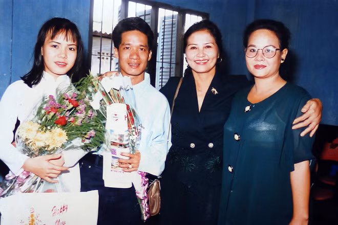 Minh Nhí, Việt Hương thời còn là học sinh, sinh viên đi tập kịch.