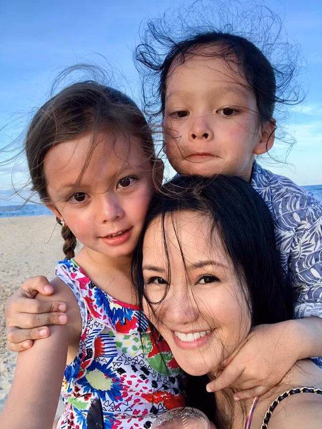 Hai con cua Hong Nhung sang chan tam ly khi bo vui ben tinh moi-Hinh-2