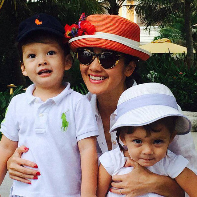 Hai con cua Hong Nhung sang chan tam ly khi bo vui ben tinh moi