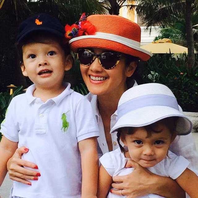 Hai con cua Hong Nhung sang chan tam ly khi bo vui ben tinh moi