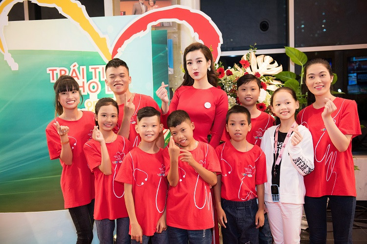 "Qua đó, Mỹ Linh hy vọng rằng chương trình có thể quyên góp được một số tiền lớn để giúp cho thật nhiều em nhỏ mắc bệnh tim bẩm sinh sớm được phẫu thuật và có cuộc sống bình thường như bao em nhỏ khác", Hoa hậu Đỗ Mỹ Linh chia sẻ.