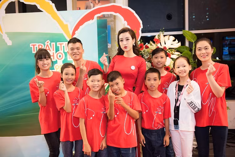 "Qua đó, Mỹ Linh hy vọng rằng chương trình có thể quyên góp được một số tiền lớn để giúp cho thật nhiều em nhỏ mắc bệnh tim bẩm sinh sớm được phẫu thuật và có cuộc sống bình thường như bao em nhỏ khác", Hoa hậu Đỗ Mỹ Linh chia sẻ.