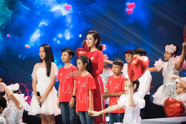 Mỹ Linh giữ được hình ảnh đẹp, một hoa hậu giản dị, giàu lòng nhân ái.