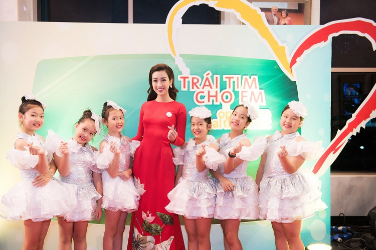 Hoa hậu Việt Nam Đỗ Mỹ Linh chia sẻ: "Năm nay khi được mời làm đại sứ của chương trình Trái tim cho em, Mỹ Linh thấy rất vinh dự và cảm thấy bản thân mình cần có trách nhiệm tuyên truyền, mang hình ảnh của chương trình tới nhiều người hơn trên khắp cả nước".